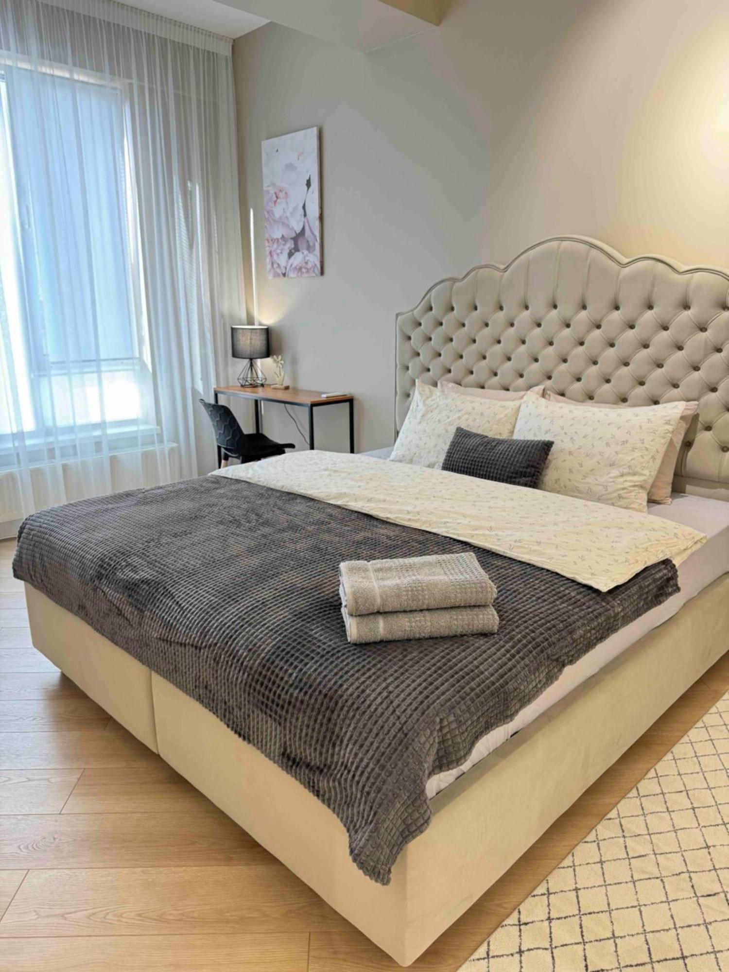 Rentnow Modern Business Apartment With 3 Bedrooms In Centre Chisinau Exterior foto