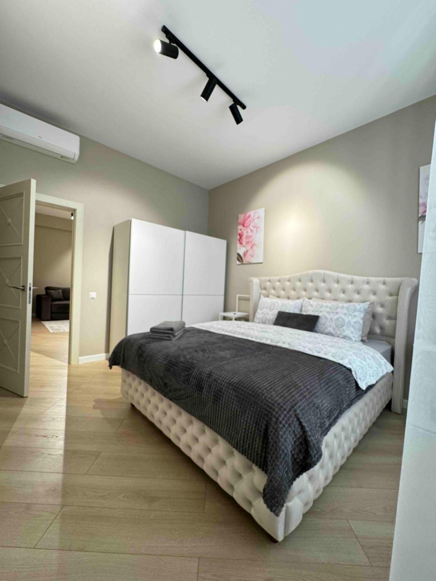 Rentnow Modern Business Apartment With 3 Bedrooms In Centre Chisinau Exterior foto